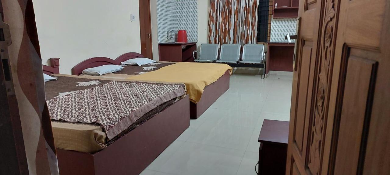 Guruvayur Adithya Exterior foto